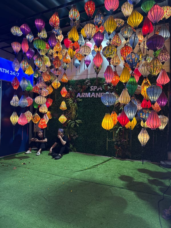 Traditional lantern display brightens Đà Nẵng street scene