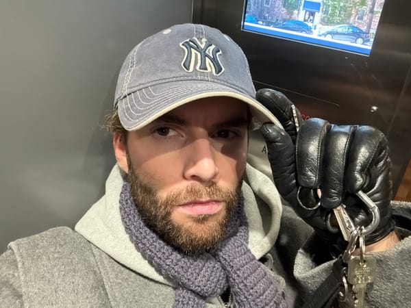 Man in Yankees cap recorded in Montreal elevator