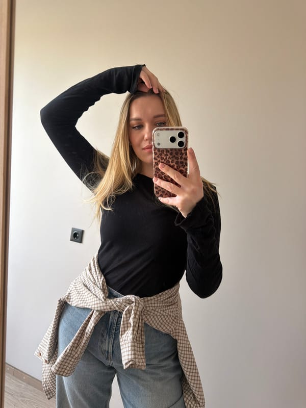 Woman documents morning routine with selfies in Dreiliņi, Latvia
