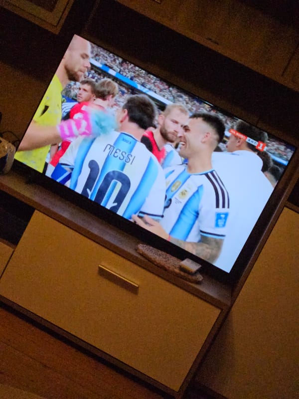 Argentina beats Austria 2-0, watched live from a Bulgarian living room