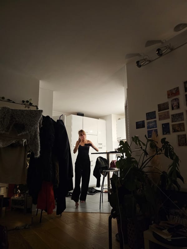 Woman in black clothing spotted in Pantin apartment interior