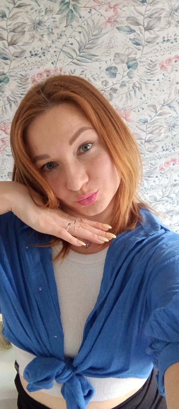 Red-haired woman photographed repeatedly in blue outfit over 17 minutes