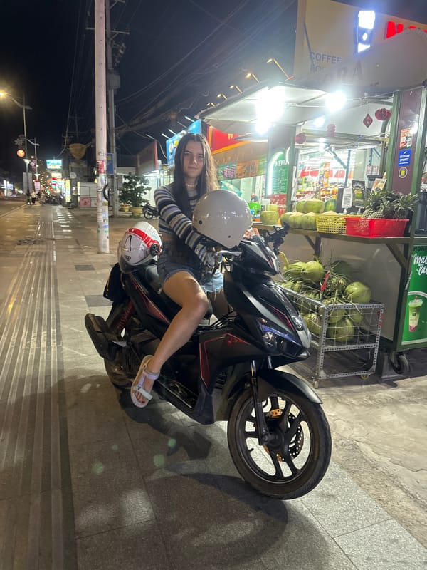 Night market activity captured in Mũi Né street food district
