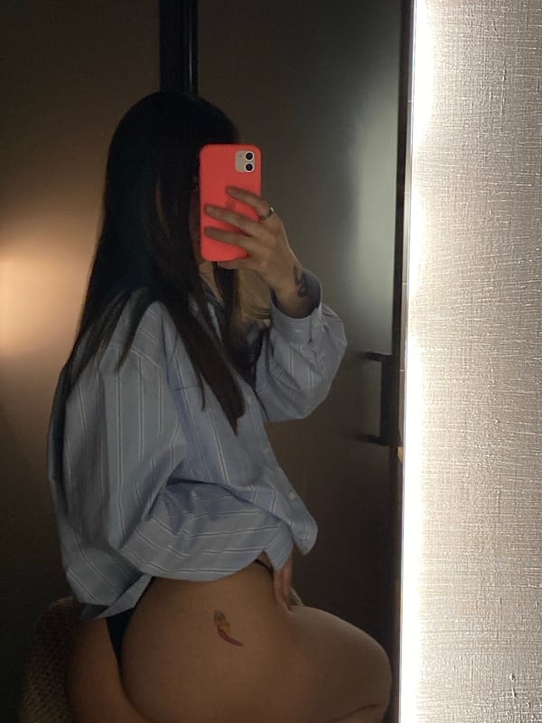 Woman documents selfies and spa visit in Votkinsk