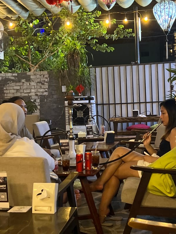 Evening cafe scene captures daily life in Đà Nẵng