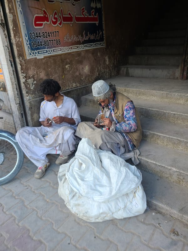 Press conference held at Quetta Press Club amid daily street life