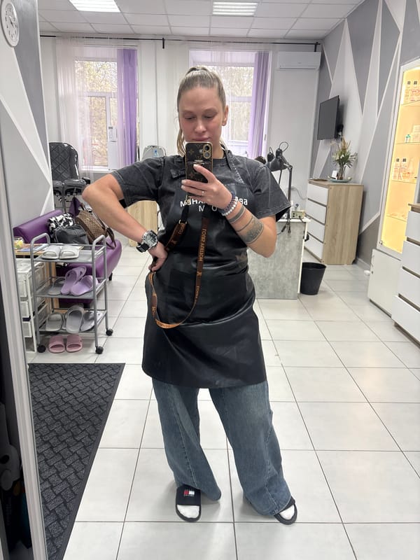 Beauty salon worker takes selfies during workday in Perm