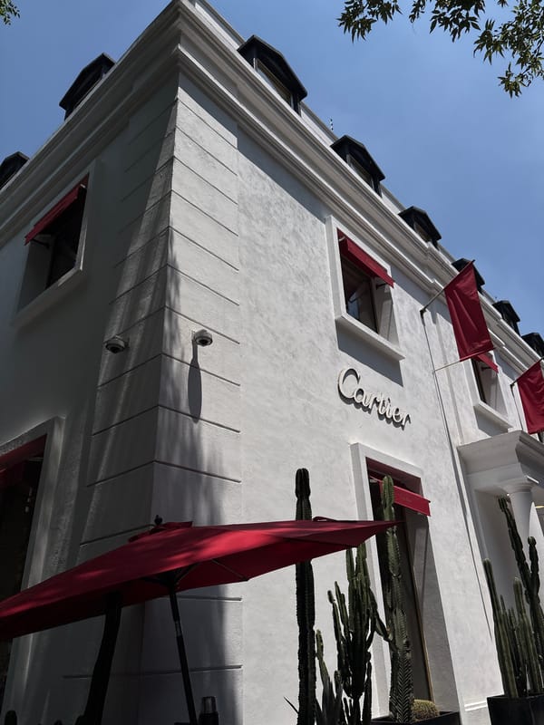 Mexico City diners experience mariachi music and Mexican cuisine