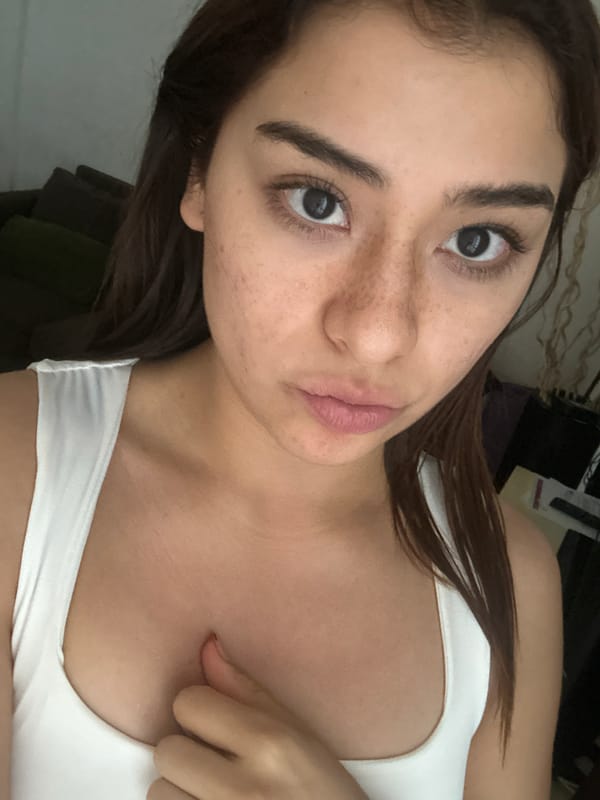 Evening selfies and cat moments in Puebla bedroom