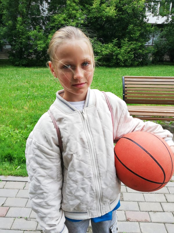 Outdoor afternoon in Tosno with a basketball and selfies
