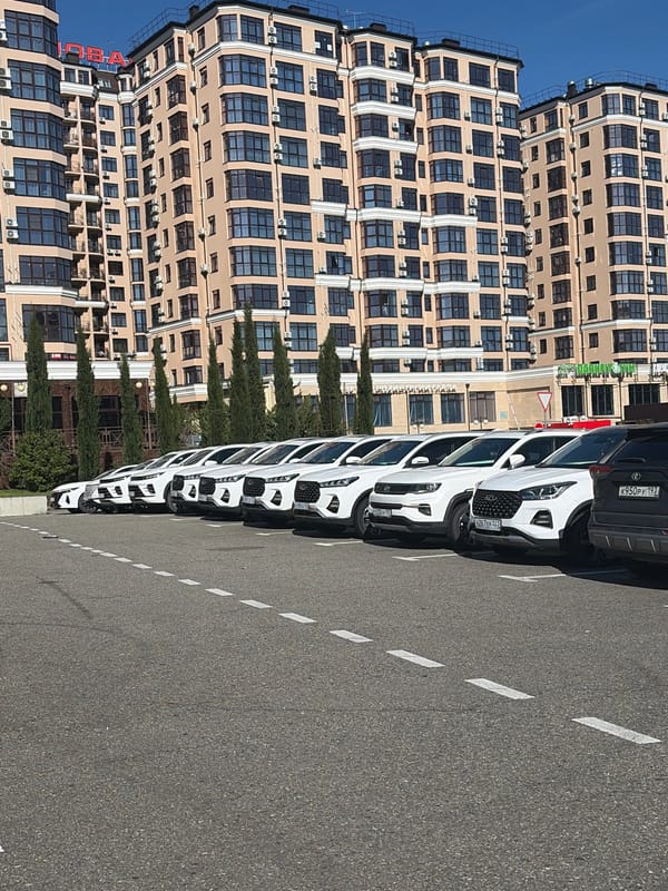 Ordinary afternoon scenes documented across Sochi including accident, shopping