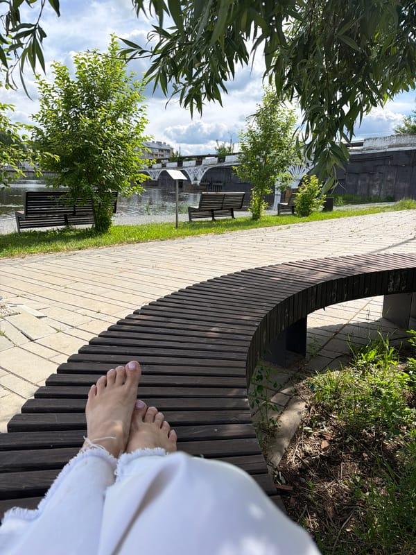 Woman documents leisurely day at Votkinsk waterfront, witnesses boat rescue