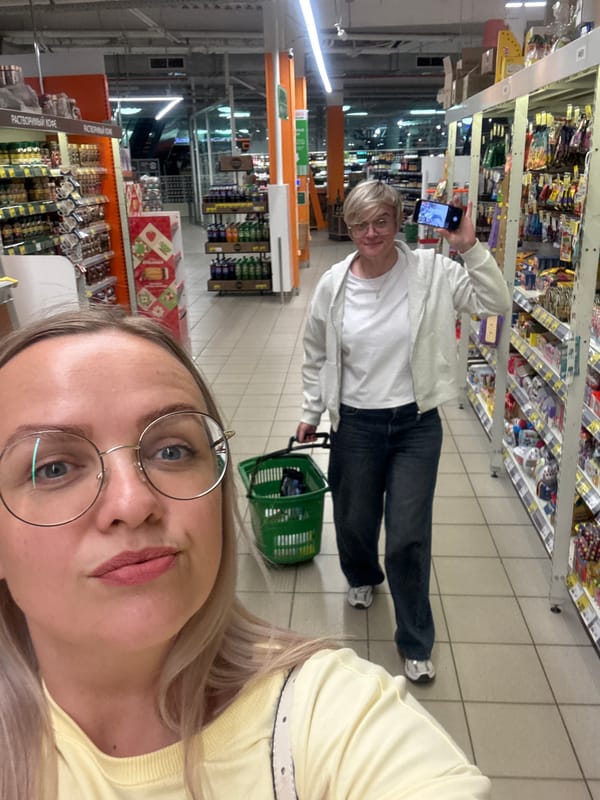 Browsing a supermarket: produce bins and aisle moments