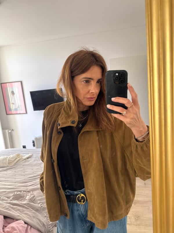 Woman takes mirror selfie in Vila Nova de Gaia residence