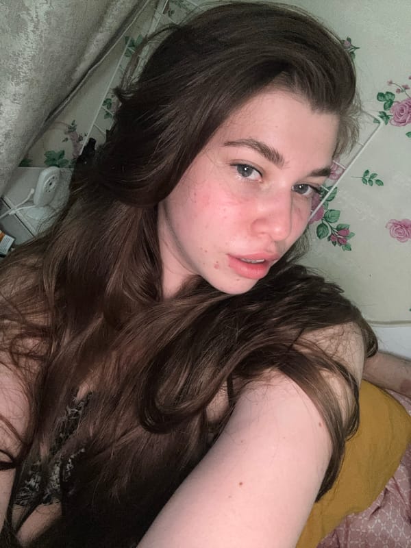 Woman photographed in casual indoor photo session in Мещёры