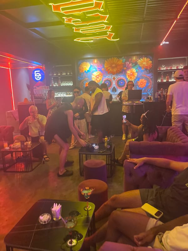 Afternoon social scene unfolds at Đà Nẵng bar with DJ, cocktails