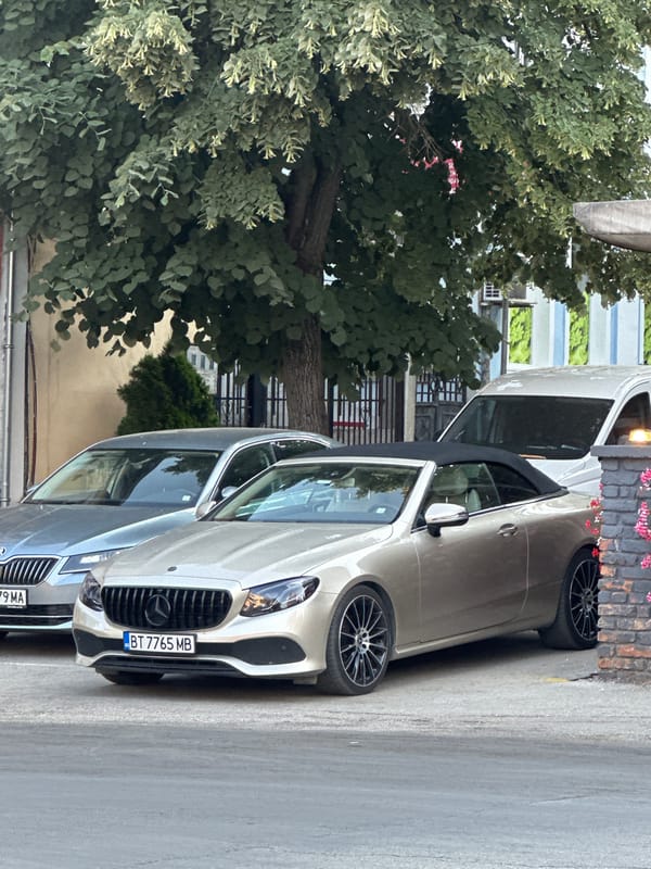 Heavily modified Jaguar draws attention on Veliko Tarnovo streets