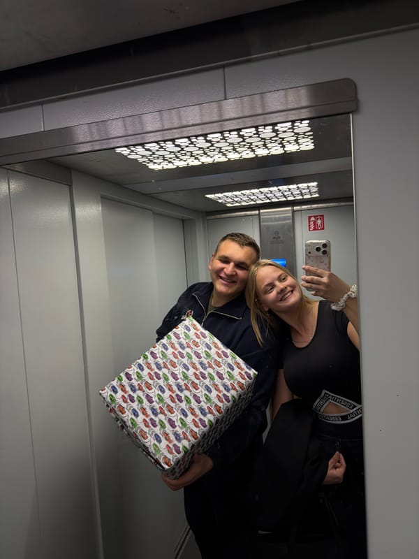 Couple takes elevator selfies, pasta photographed in Izhevsk