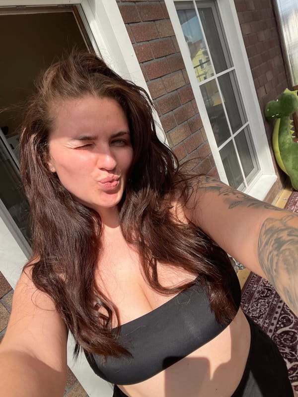 Moscow woman's morning routine: cooking, nail care, selfies captured