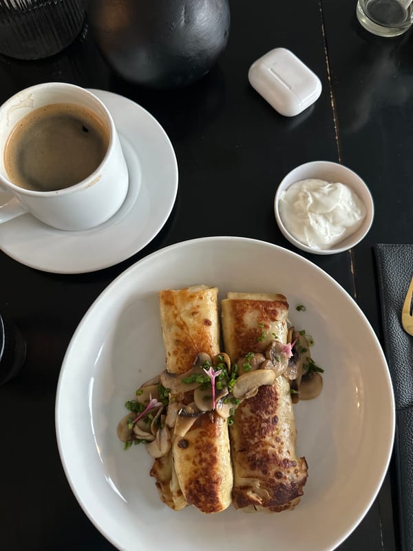 Breakfast and selfies at Kuta Selatan cafe