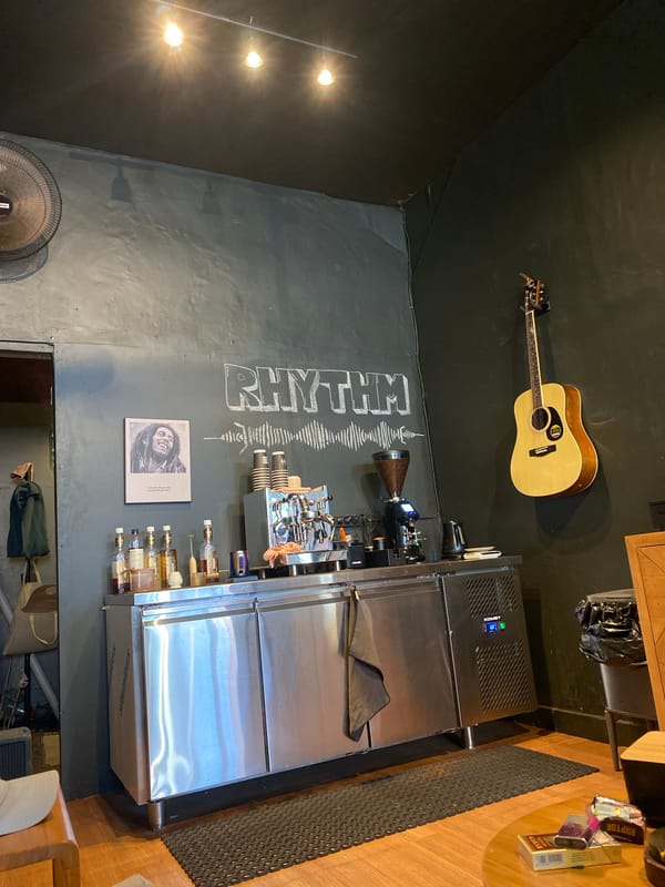 Kuta cafe night: live guitars, chalk walls, Indonesian food