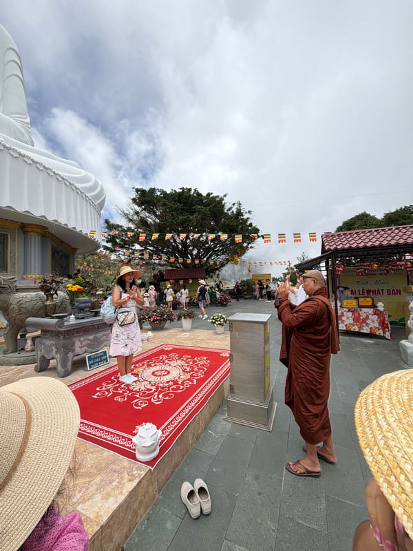 Early morning tourist activity documented across Đà Nẵng attractions