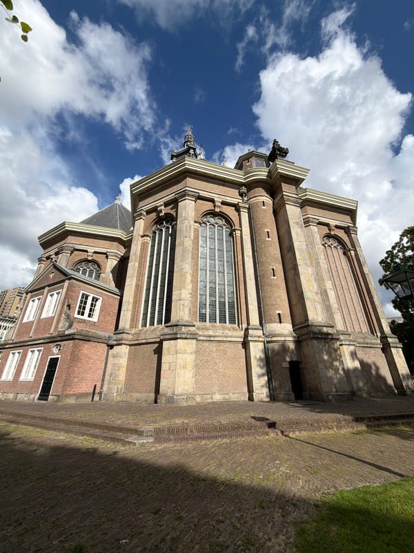 Tourist documents historic Hague landmarks including Nieuwe Kerk, Spinoza Monument