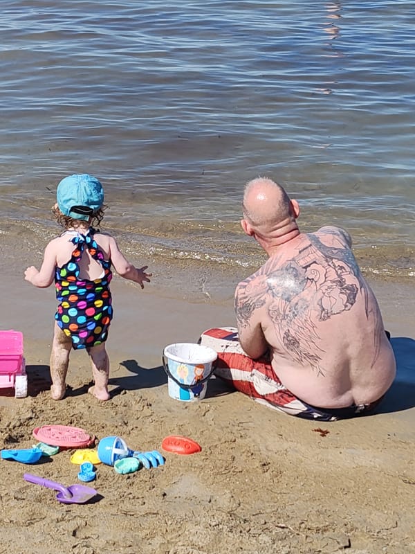 Sunny beach day draws families to Dénia shoreline