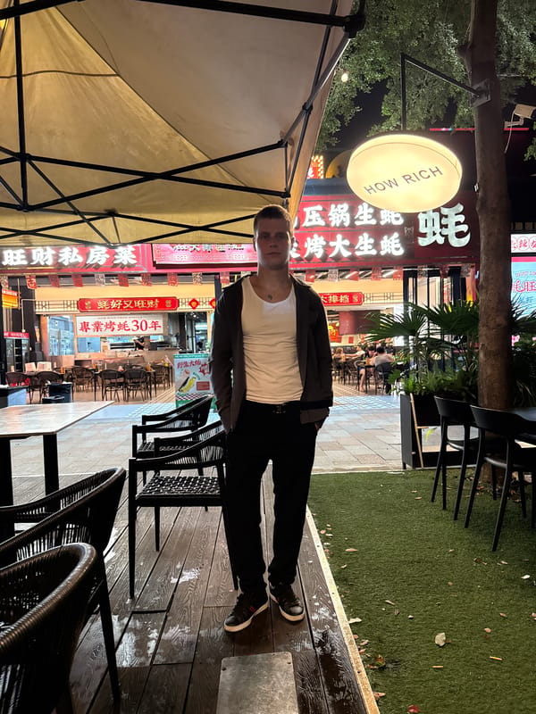 Man spotted at multiple Tianhe District locations within minutes