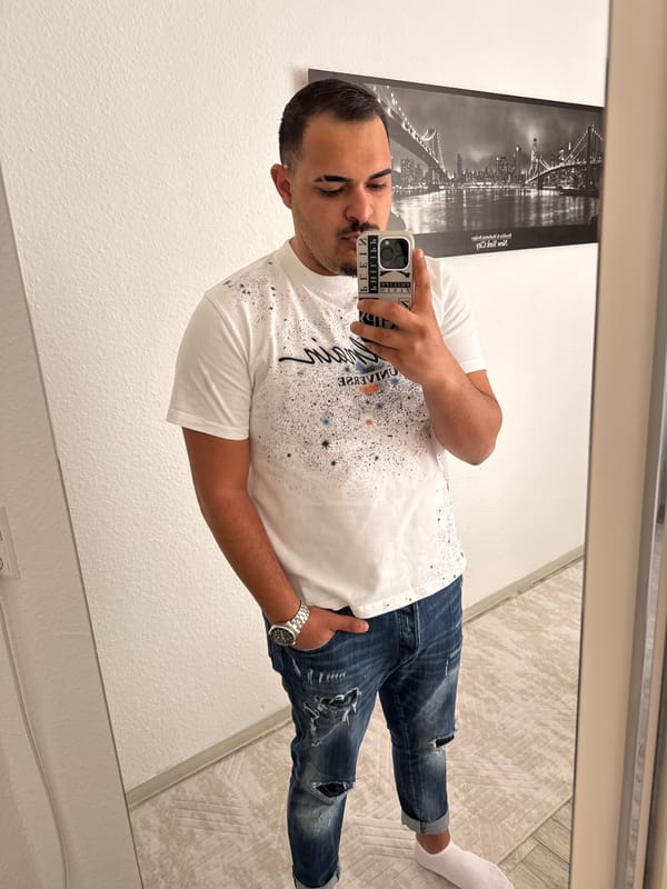Man takes mirror selfie in Hanover
