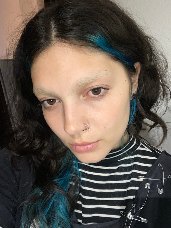 Portrait photos captured in Gijón show person with blue-streaked hair