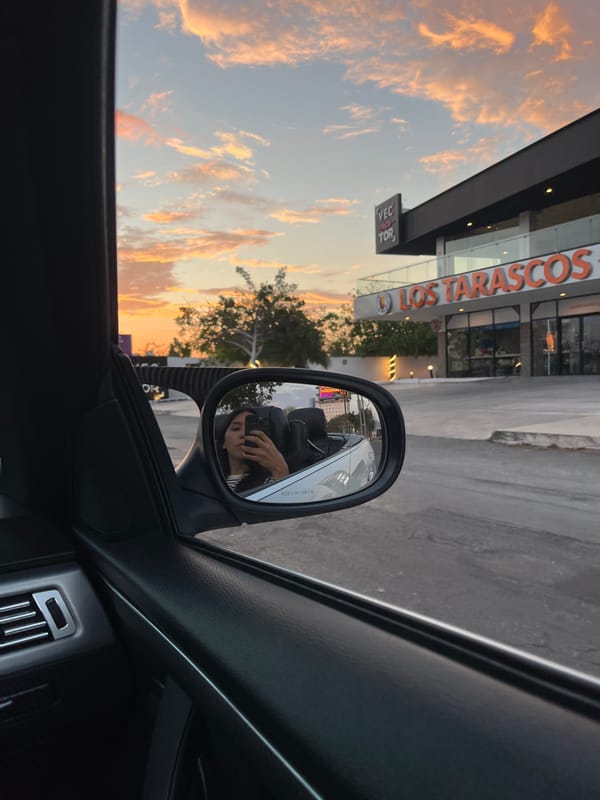 Evening dining and drive through Mérida captured at dusk