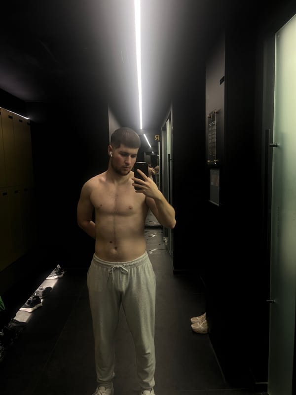 Man takes gym selfies in Varna locker room