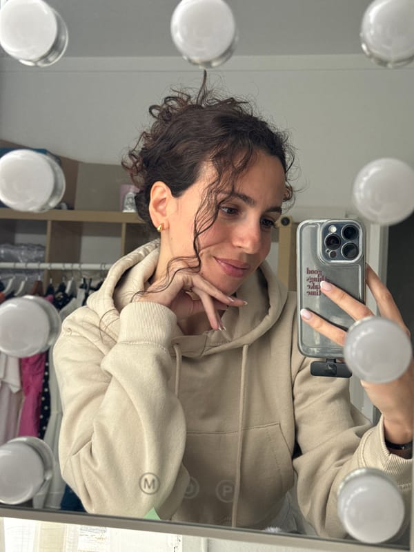Woman takes mirror selfies in Palma dressing room