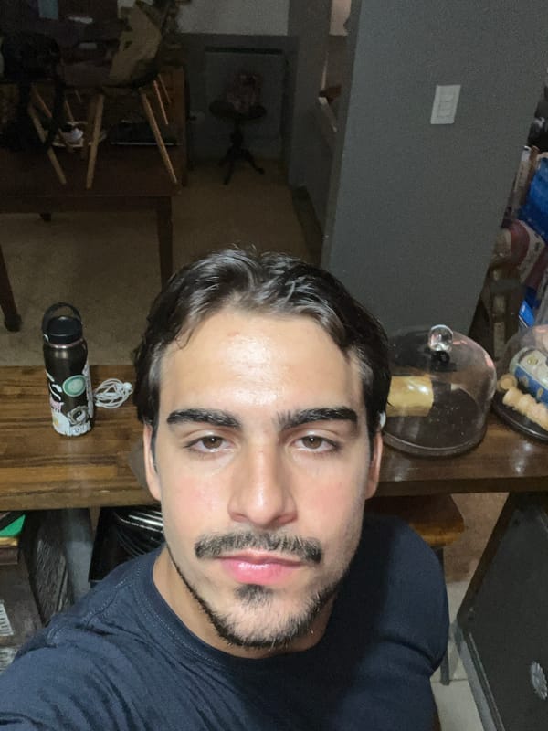 Man documents home cooking and dining in Avellaneda