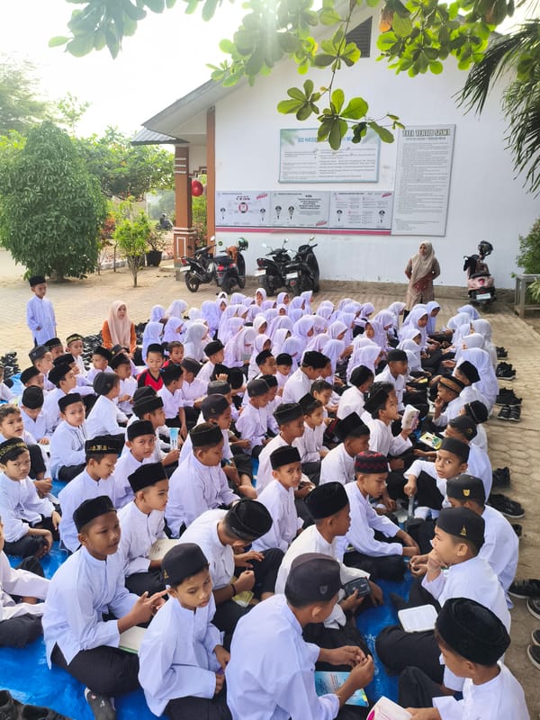 Students gather outdoors for Islamic study session in Baratpayaitek