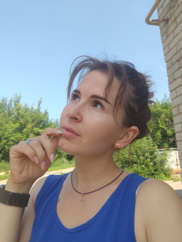 Casual outdoor portraits in Foki, Russia on a summer morning