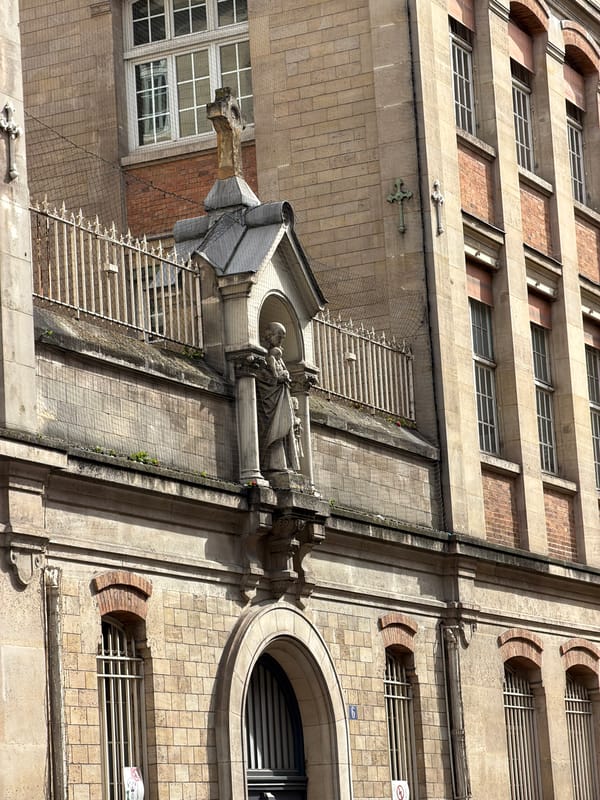Ordinary afternoon moments captured across central Paris streets