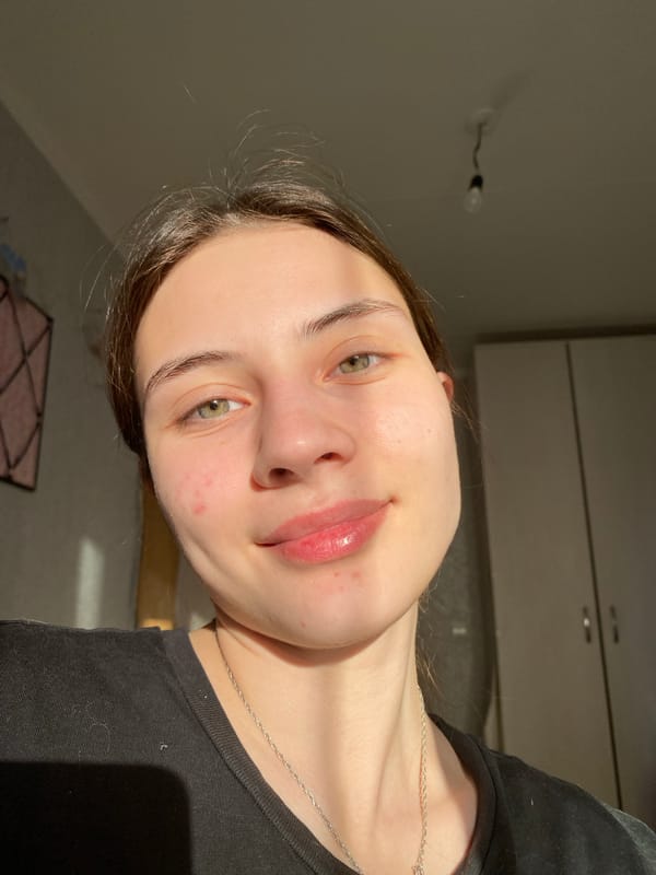 Woman documents selfies and cats during afternoon in Votkinsk