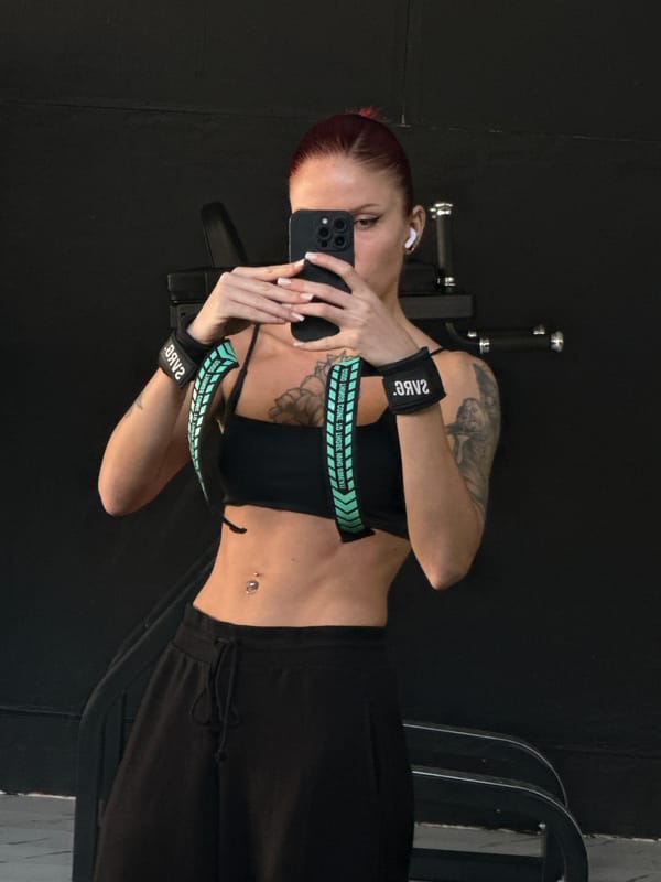 Tattooed woman documents morning gym workout in Tibubeneng