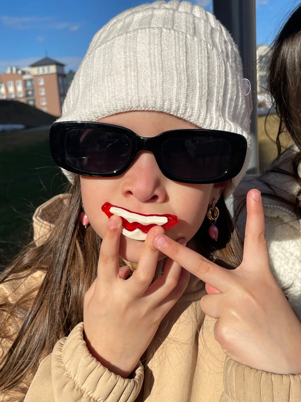 Ordinary life documented across Russian cities during spring morning