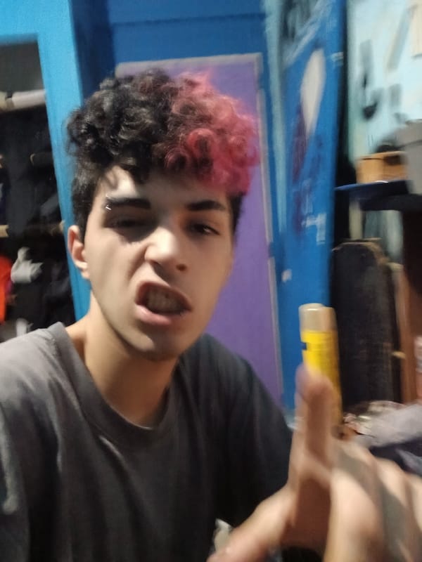 Person with pink-tipped hair spotted in Buenos Aires