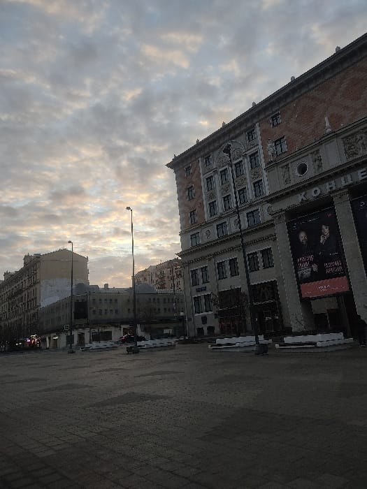 Early morning street scenes documented across central Moscow