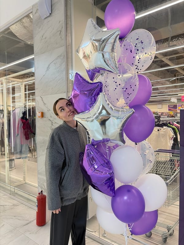 Person carries balloon bouquet in Izhevsk retail store