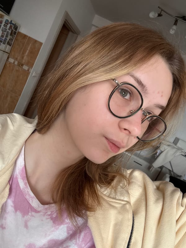 Woman in yellow jacket observed indoors in Kragujevac