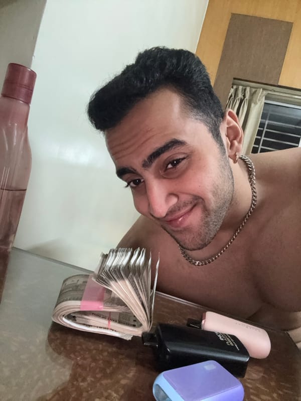 Man takes extensive mirror selfie session across Kolkata locations