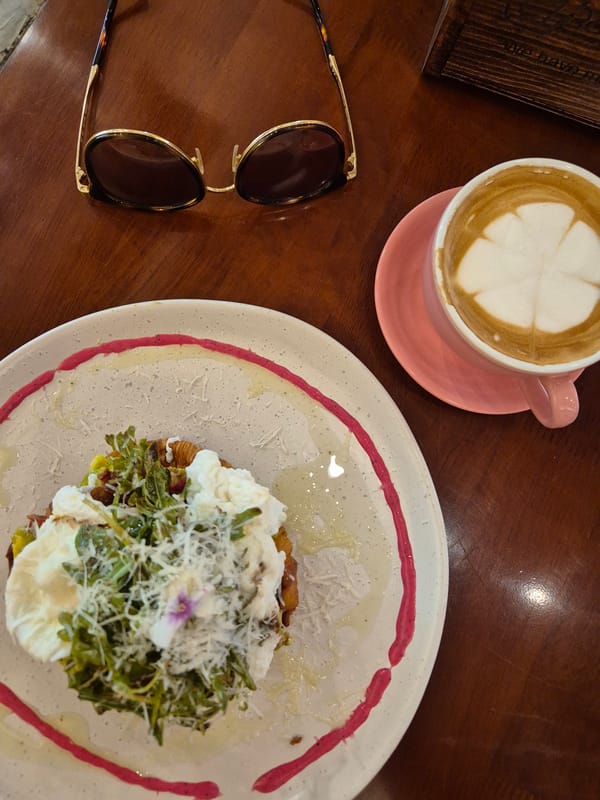 Morning café visit in Đà Nẵng, croissants and lattes
