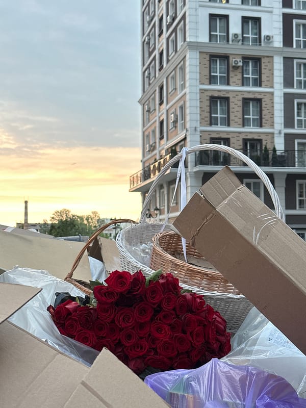 Snapshots from a Kyiv street, roses and a replica Big Ben