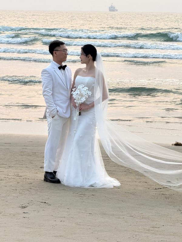 Wedding couple photographed on Đà Nẵng beach at night