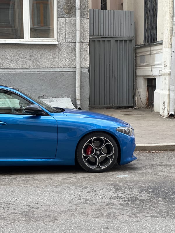 Moscow resident documents routine street walk, damaged infrastructure